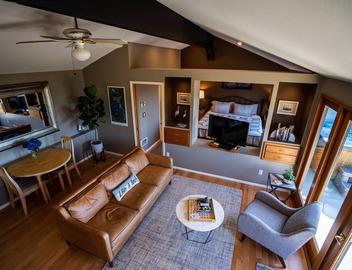 Private Cottage and Hot Tub, Spectacular Sunset & Mtn Views 3