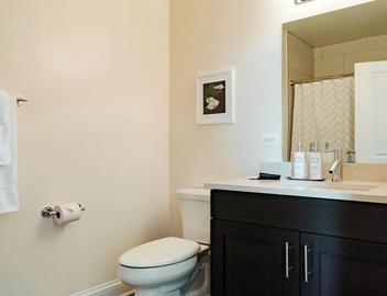Family Friendly 2BD/2BA Near Wrigley, Lincoln Square 4