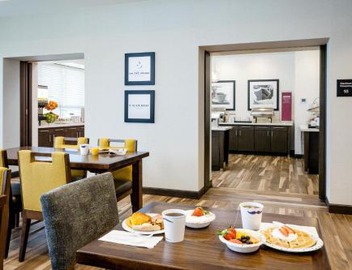 Hampton Inn & Suites by Hilton Seattle/Northgate 2