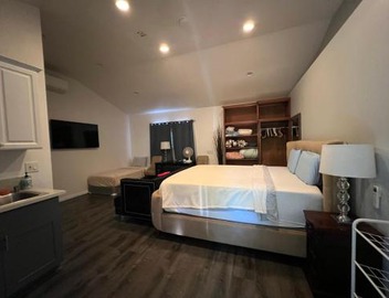 Comfortable high ceiling studio 5