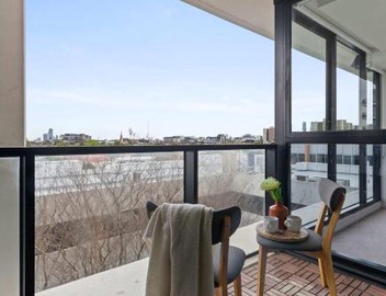 Bright 2BR Apartment Close to the Yarra 4