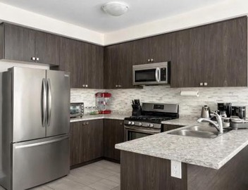 Modern 2-Bedroom Smart Home with Free Parking, Laundry, Ping-Pong & Private Backyard - Steps to Shops & Restaurants, 6 Mins to Innisfil Beach Park - Perfect for Families & Couples! 2