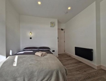 Studio - Sleeps 2 - WiFi - Free Secure Parking 4