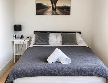 Cozy Studio Apartment - 7 Minutes Drive to Heathrow Airport Terminal 4 - Unlimited Wi-Fi - Sleeps 2 - Paid Parking 3