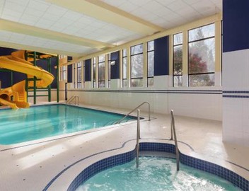 Hampton Inn & Suites by Hilton Langley-Surrey 2
