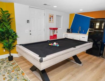 King Bed 6BR Chicago with Pool Table Sleeps 16 Near Humboldt Park 2