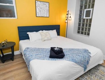 King Bed 6BR Chicago with Pool Table Sleeps 16 Near Humboldt Park 5