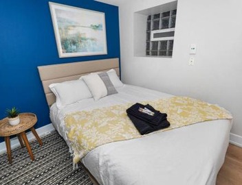 King Bed 6BR Chicago with Pool Table Sleeps 16 Near Humboldt Park 4