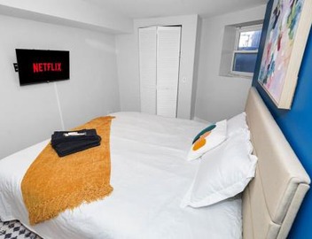 King Bed 6BR Chicago with Pool Table Sleeps 16 Near Humboldt Park 3