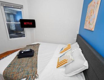King Bed 6BR Chicago with Pool Table Sleeps 16 Near Humboldt Park 4