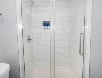 Modern 3BR Chicago Downtown Apartment Near Loyola University & Lakefront 4