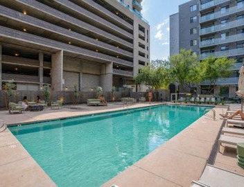 Chic Downtown 2-Bedroom Pool Gym Parking 4
