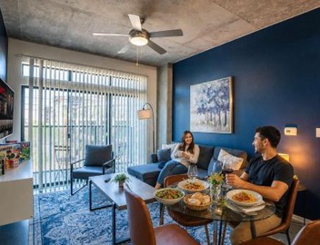 Chic Downtown 2-Bedroom Pool Gym Parking 3