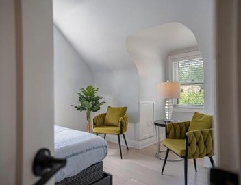 Luxury Toronto Stay with BBQ, Gazebo, Games & Parking 2