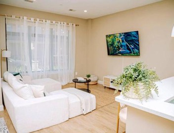 Luxe 2BR House Private Entry Free parking 4