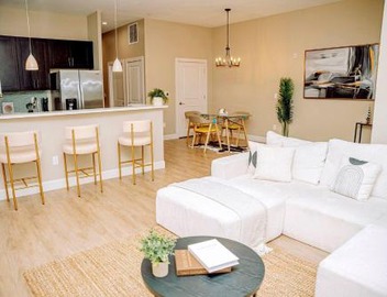Luxe 2BR House Private Entry Free parking 5