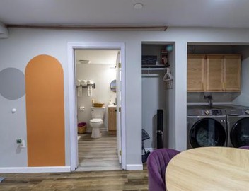 VIBES! Free Parking, Piano, King Bed 3