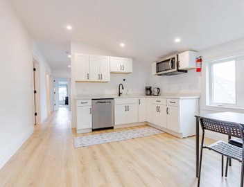 154R Newley Renovated Sunny Spacious Quite Apartment in Brighton 4