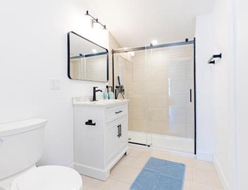 154R Newley Renovated Sunny Spacious Quite Apartment in Brighton 3