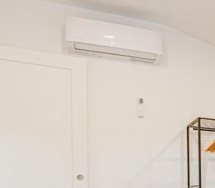154R Newley Renovated Sunny Spacious Quite Apartment in Brighton 2