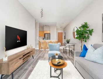 Chic 1BR Patio Suite Scenic CN Tower View 5