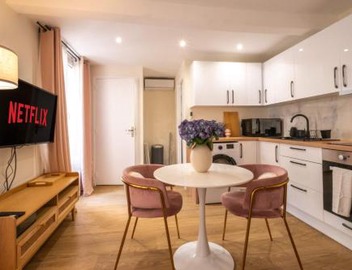 Elegant Studio Steps from Le Bon Marche 4