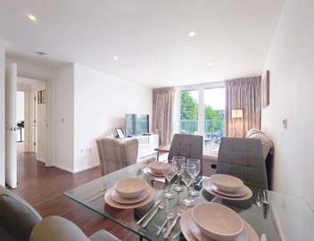 Fully Serviced Two-Bed Apartment near London Excel 5