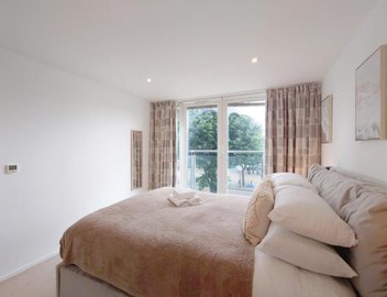 Fully Serviced Two-Bed Apartment near London Excel 4