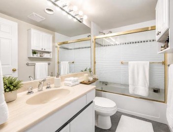 Stunning 2BR Stay in the Heart of Vibrant Yaletown 4