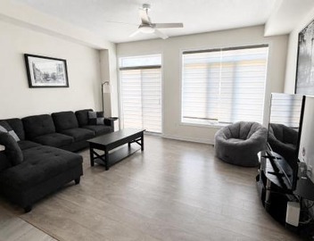 Modern 2-Bedroom Smart Home with Free Parking, Laundry, Ping-Pong & Private Backyard - Steps to Shops & Restaurants, 6 Mins to Innisfil Beach Park - Perfect for Families & Couples! 4