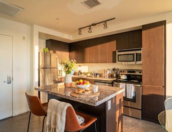 Stylish 1BD - Central Downtown - Gym, Pool, Parking 2