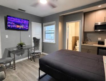 Cozy Hollywood Studio with Kitchenette near Hollywood Sign and Walk of Fame 3