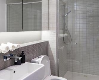Lux 2BR CBD Apartment with Pool Spa Gym and City Views 2
