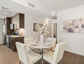 Santa Monica Coastal Retreat with Free Parking Minutes Walk to the Beach 2