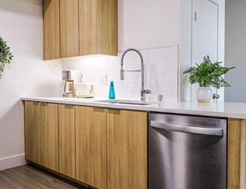 Spacious 2BDR in SM - 5 minutes walk to the beach! 2