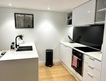 Stylish Condo Apartment with Stunning Rooftop Views & Pool, Gym and Hot Tubs by Peppy Beach Retreats 3