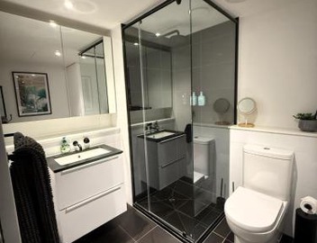 Stylish Condo Apartment with Stunning Rooftop Views & Pool, Gym and Hot Tubs by Peppy Beach Retreats 4