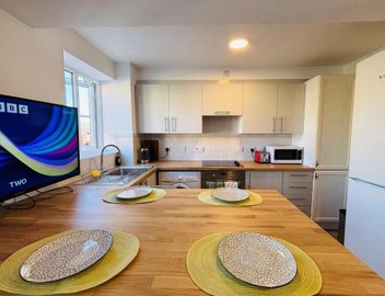 Whole flat with free parking in London Canary Wharf with easy access from all airports and stations in around London 3