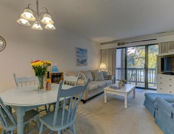 Gorgeous Grand Traverse Bay Beach Front Condo 2