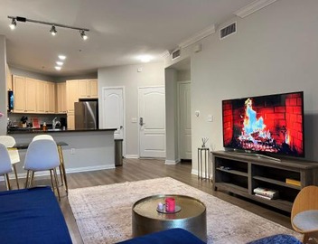 Spacious 1bdrm apartment 10 mins to Cedars-Sinai by car FREE Parking, King bed 4