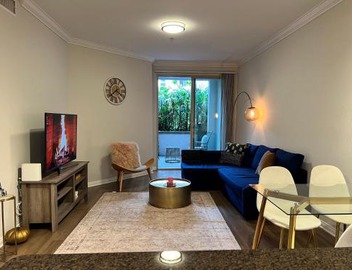 Spacious 1bdrm apartment 10 mins to Cedars-Sinai by car FREE Parking, King bed 5