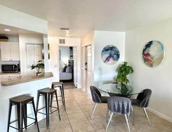 Modern 2BR Lakeview Near Orlando Airport Free Parking 3