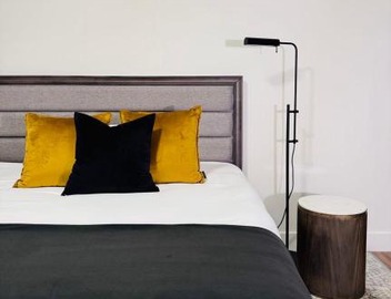 Modern King Room Private Ensuite Vancouver West 3
