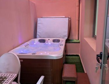 Majorelle green Spa Suite 5