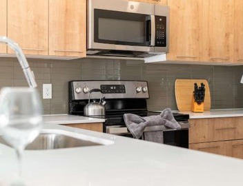 Riviere 3BR Apartment Stylish King Family Pets Friendly Pool & Gym Near Epic Universe 4