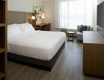 Holiday Inn & Suites Montreal Airport by IHG 2