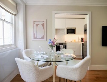 Upscale Apartment in a Prestigious Area 4