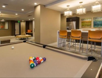 Holiday in LA- Koreatown Retreat with Free Parking, Pool and Sauna 2