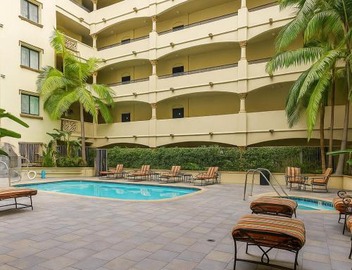 Holiday in LA- Koreatown Retreat with Free Parking, Pool and Sauna 4