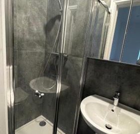 Deluxe Suite w PS5, Balcony, Netflix, Sleeps 6, ideal for relocators and professionals 5